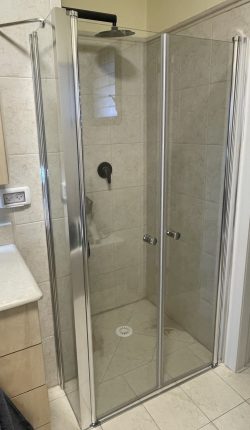 מקלחון זכוכית 6 מ״מ פינתי עם 2 דלתות בחזית ודופן צד