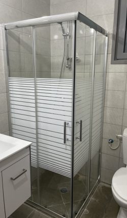 מקלחון זכוכית 6 מ״מ עם דלתות הזזה