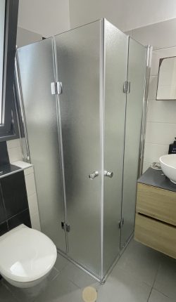 מקלחון זכוכית 6 מ״מ פינתי מדגם הרמוניקה מתקפל